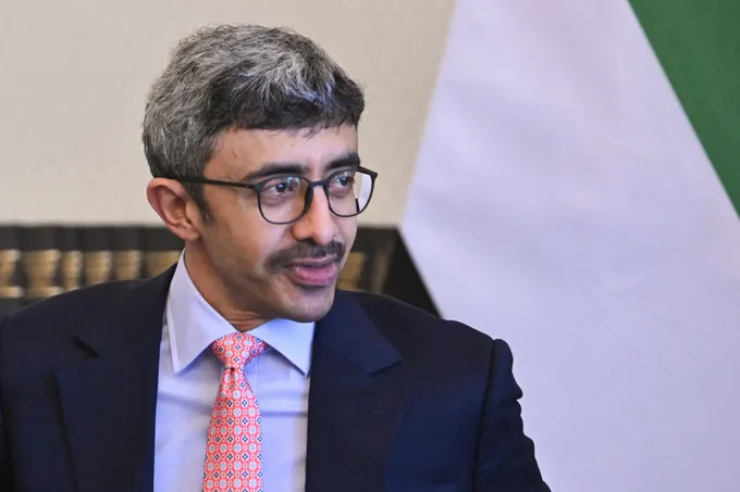 وزير خارجية الإمارات يؤكد لنظيره الإيراني ضرورة الالتزام ببنود الاتفاق الأمريكي-الإيراني وحماية حرية الملاحة