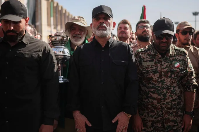 خامنئي يعيد تشكيل القيادة العسكرية الإيرانية بست تعيينات تشمل الحرس الثوري والأركان