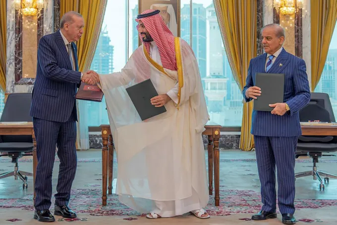 اتفاق مكة الدفاعي بين السعودية وتركيا وباكستان يُعيد رسم المشهد الأمني في الشرق الأوسط