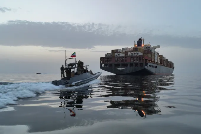 ترامب يصف المحادثات مع إيران بـ«الودية جداً» وطهران تحذّر من توسيع الحرب جراء الحصار البحري