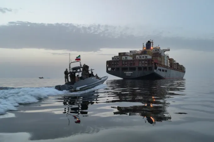 ترامب يصف المحادثات مع إيران بـ«الودية جداً» وطهران تحذّر من توسيع الحرب جراء الحصار البحري