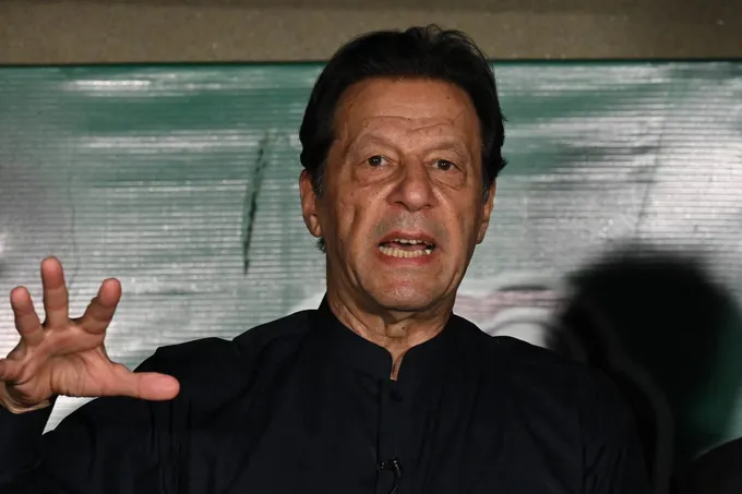 عمران خان يُنقل إلى المستشفى بأمر قضائي ثم يعود إلى السجن وسط جدل سياسي