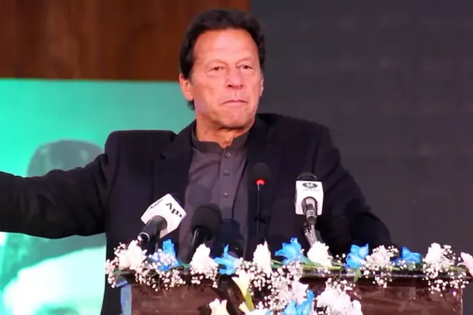 المحكمة العليا الباكستانية تأمر بنقل عمران خان من السجن إلى المستشفى