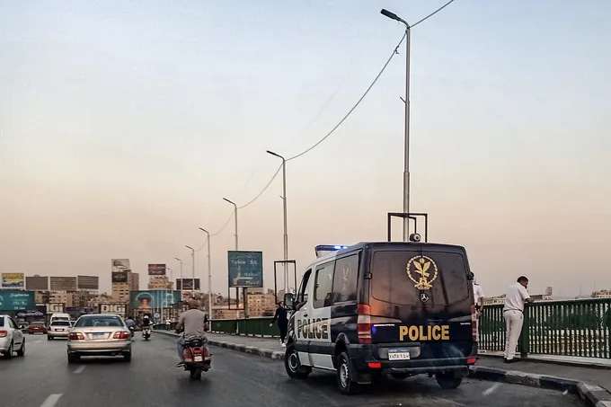 القبض على "القاضي المزيف" في مصر بعد انتشار مقاطع احتياله على منصات التواصل