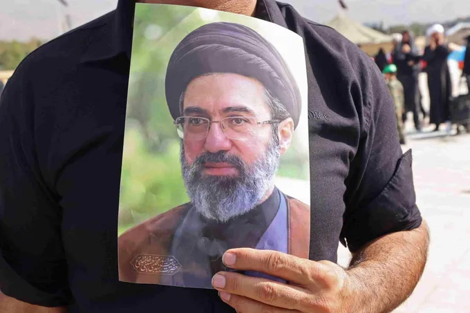 مراسم تشييع خامنئي: حشود مليونية وتساؤلات حول غياب مجتبى وتوعده بالانتقام