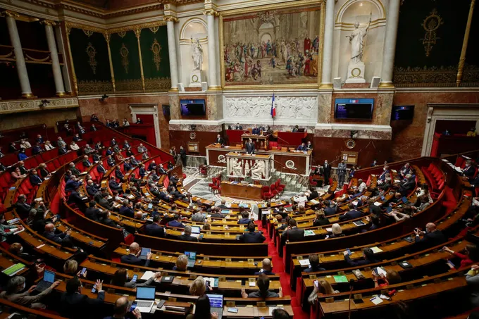 البرلمان الفرنسي يُقرّ حظر وسائل التواصل الاجتماعي على القاصرين دون 15 عاماً في سابقة أوروبية