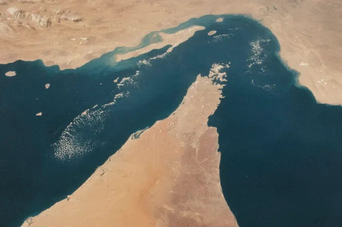 توترات مضيق هرمز: تحذيرات إيرانية ومطالبات دولية بفتح الممر المائي