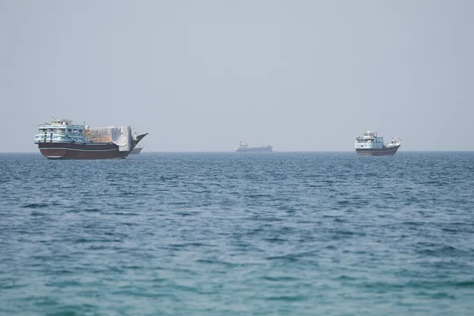 تباطؤ حاد في حركة الملاحة عبر مضيق هرمز عقب هجمات على ناقلات النفط