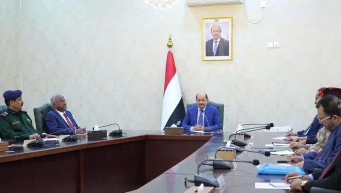 الحكومة اليمنية ترفع الدولار الجمركي 100% وتُقرّ بدلات معيشية للموظفين