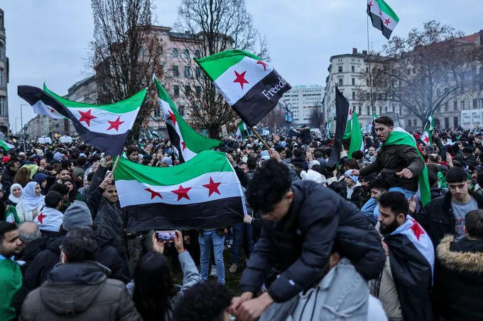موجة سحب الحماية من السوريين تطال ألمانيا وتركيا وأمريكا