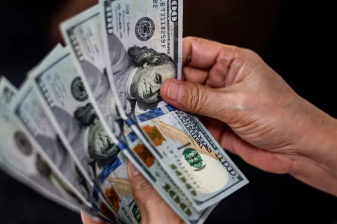 العراق يوافق على ضوابط جديدة لمنع تدفق الدولار إلى فصائل مدعومة من إيران