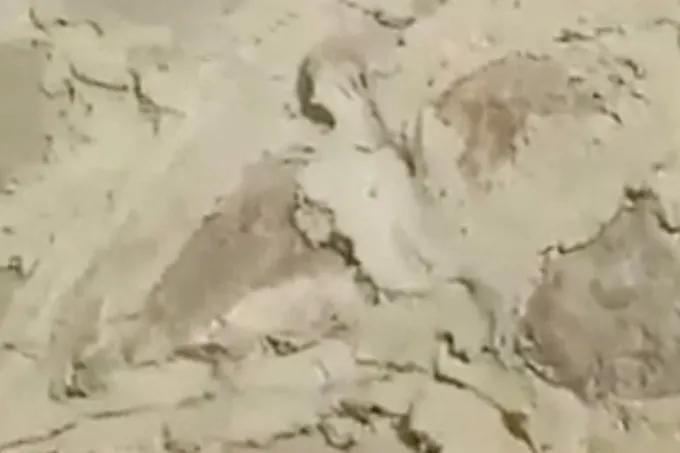 الحوثيون يجددون قصف ميناء المخا بصواريخ باليستية وسط تصعيد عسكري متبادل