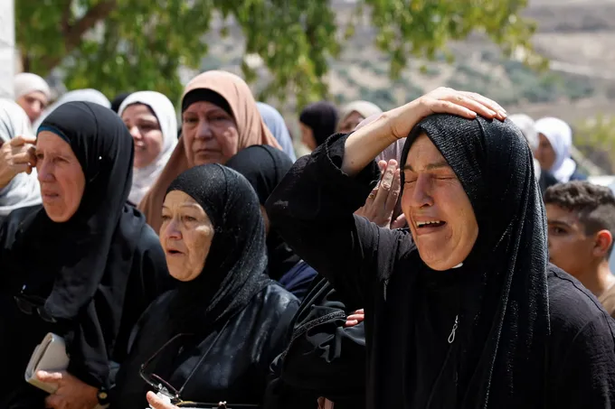 عنف المستوطنين في الضفة الغربية يودي بحياة فلسطينيين وسط تصاعد الاعتداءات