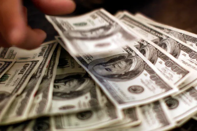 ارتفاع عوائد السندات الأمريكية يضغط على الأسواق وسط جدل حول مسار الفائدة