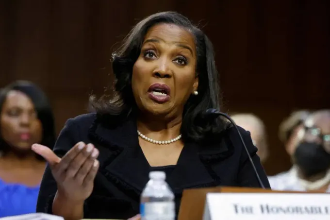 المحكمة العليا الأمريكية تمنع ترامب من إقالة عضو الاحتياطي الفيدرالي ليزا كوك