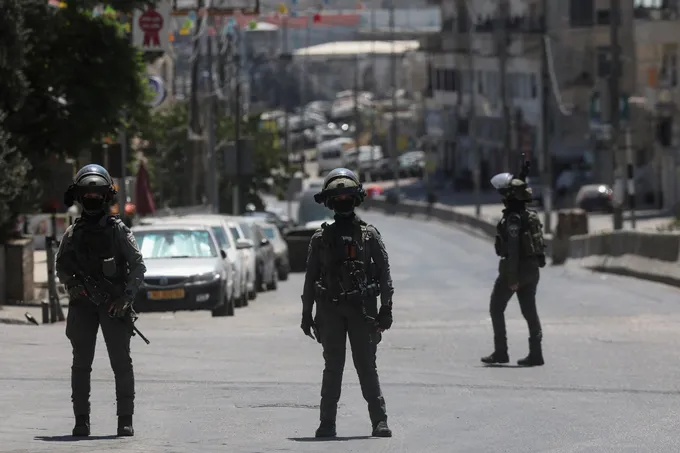 إسرائيل تستولي على أراضٍ في البيرة وتصيب فلسطينيات بالرصاص في الخليل