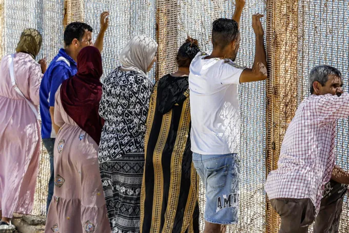 أزمة المهاجرين في سبتة: بين المأساة الإنسانية والجدل السياسي