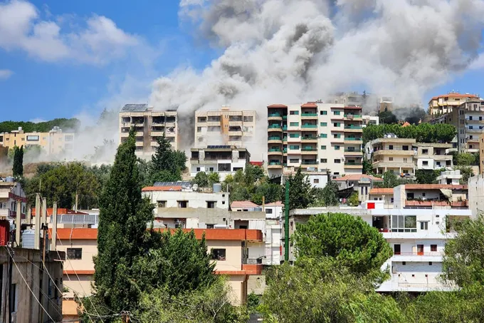 إسرائيل تصعّد في جنوب لبنان بغارات وإنذارات إخلاء لعشرات البلدات وسط جدل حول مستقبل الحرب