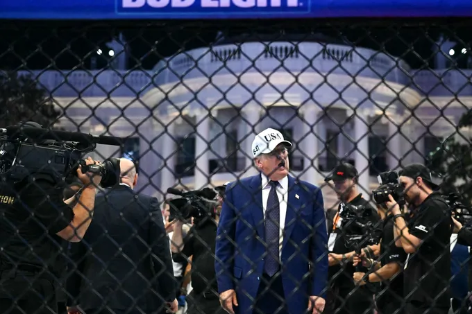 ترامب يحوّل البيت الأبيض إلى حلبة UFC في عيد ميلاده الثمانين