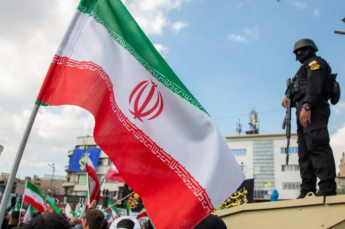 إيران ترفع جاهزيتها العسكرية وتتوعد بالرد على أي ضربة أمريكية