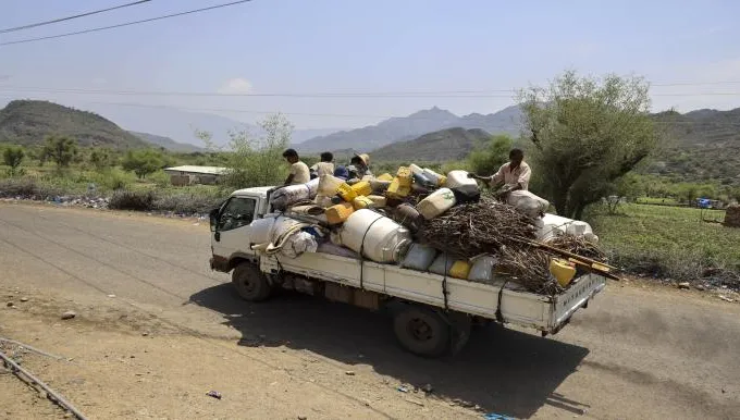 اليمن على حافة حرب جديدة مع انهيار الهدنة ونزوح آلاف الأسر