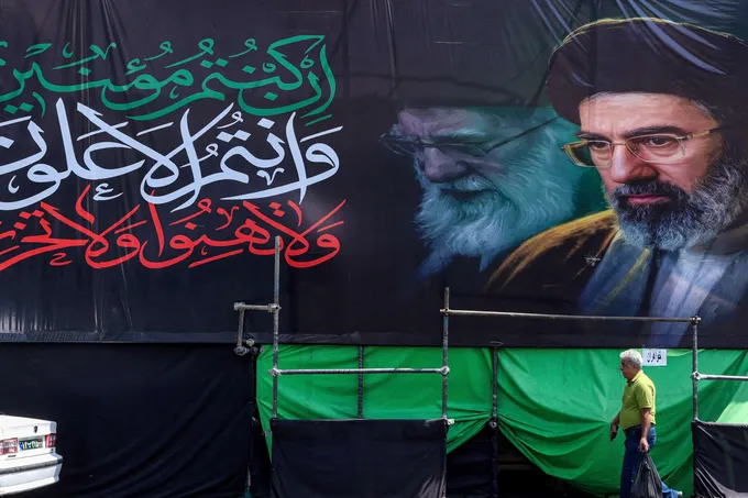 خامنئي يشيد بحكومة بزشكيان ويحظر أي خطاب يضر بالتماسك الاجتماعي وسط العقوبات الأمريكية