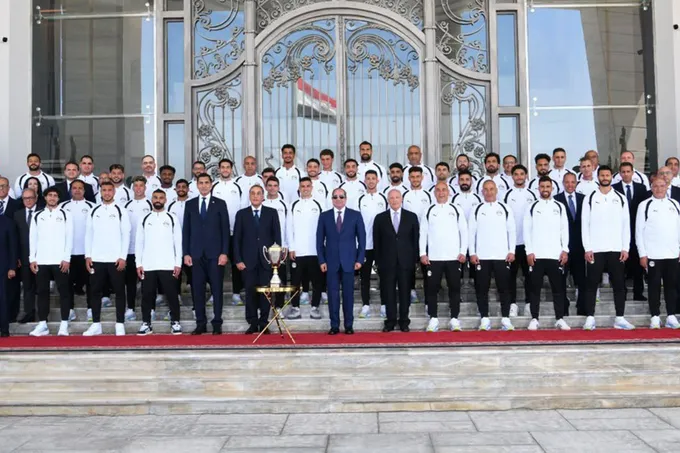 السيسي يستقبل منتخب مصر في العلمين ويمنح لاعبيه كأس الجدارة