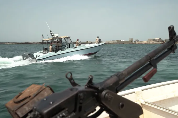 تقدم الحوثيين نحو باب المندب يُربك أسواق الطاقة ويُعزز نفوذ إيران