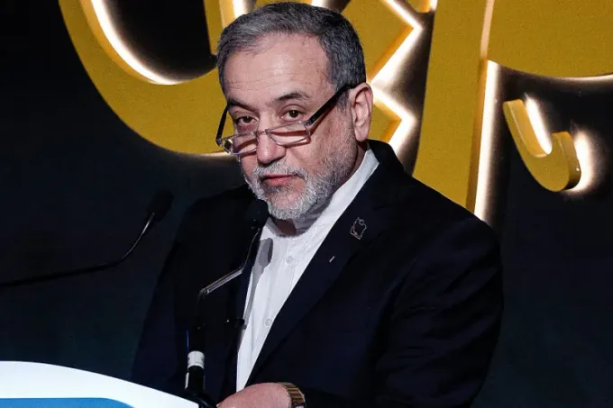 وزير الخارجية الإيراني يحذّر من الرد على أي هجوم ويطالب القوات الأجنبية بالانسحاب