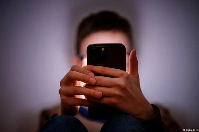 حظر وسائل التواصل الاجتماعي للأطفال: بين التشديد التنظيمي وفشل التطبيق