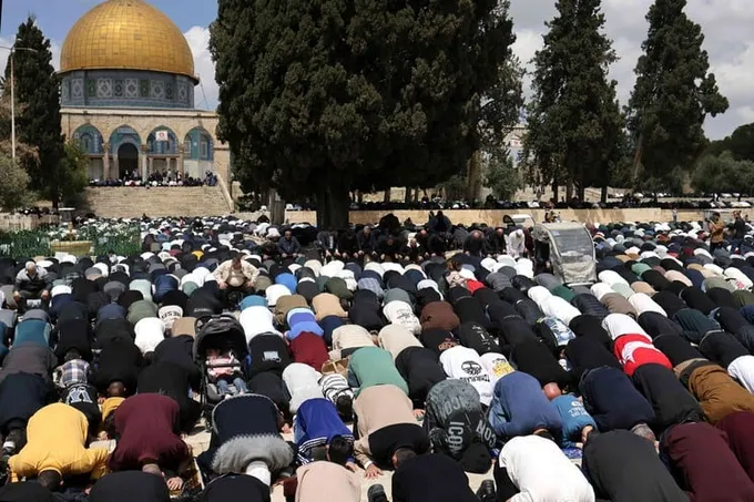 عشرات الآلاف يؤدون الجمعة في الأقصى وسط تصاعد التوترات مع المستوطنين