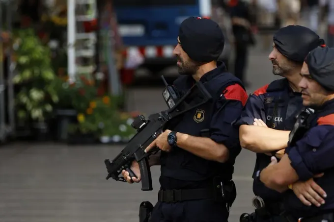 إسبانيا تفكك أكبر شبكة لتهريب المهاجرين عبر المتوسط بتعاون جزائري وتوقيف 78 شخصاً