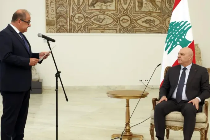 عون يؤكد أن أزمة لبنان أزمة ثقة ويعد بجهود لفتح الأسواق العربية