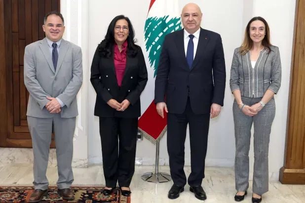 عون يطلب دعم البنك الدولي لأكثر من 600 ألف عائد إلى مناطق مدمرة