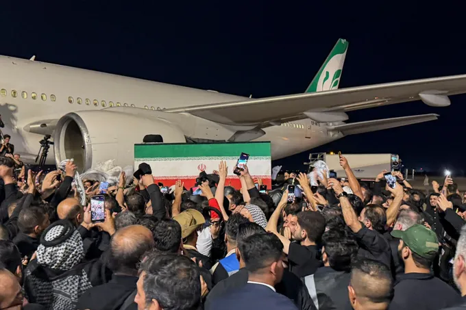 مراسم تشييع خامنئي تمتد إلى العراق وسط حشود في النجف وكربلاء