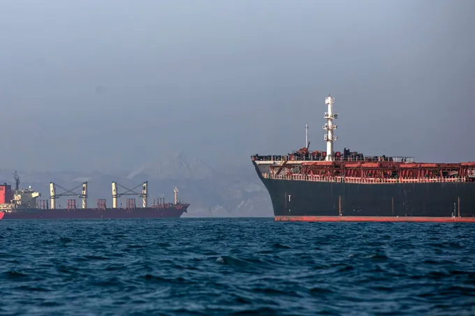 إيران تمدّ نطاق رقابتها على هرمز إلى مياه إماراتية وأبوظبي ترفض