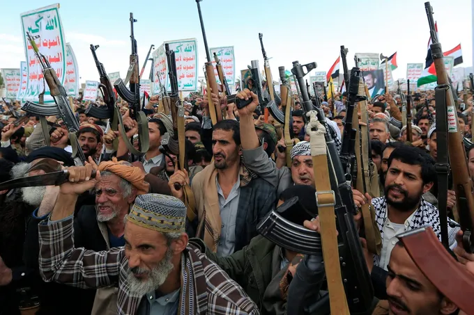 معارك اليمن: صواريخ حوثية على مأرب وضربات مضادة في تعز