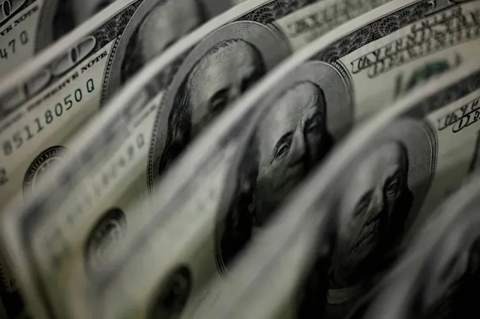 الدولار يتماسك مع تصاعد التوترات في الخليج وارتفاع أسعار النفط
