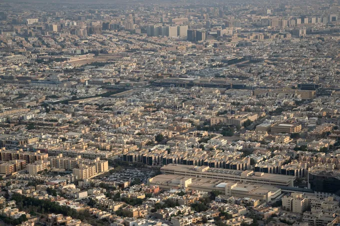 الحوثيون يستهدفون مطارات سعودية وأرامكو وسط تضارب في التفاصيل