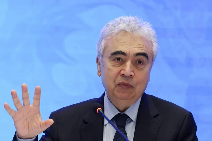 وكالة الطاقة الدولية تحذر: التصعيد الأمريكي الإيراني يهدد فائض النفط المتوقع في 2027