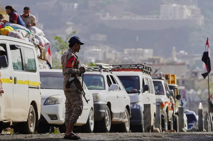معارك عنيفة في تعز والحديدة بين الجيش اليمني والحوثيين وغارات جوية تستهدف مواقع الجماعة