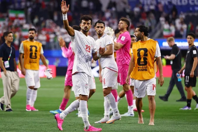 إيران ونيوزيلندا تتعادلان 2-2 في كأس العالم وسط احتجاجات وإجبار على المغادرة