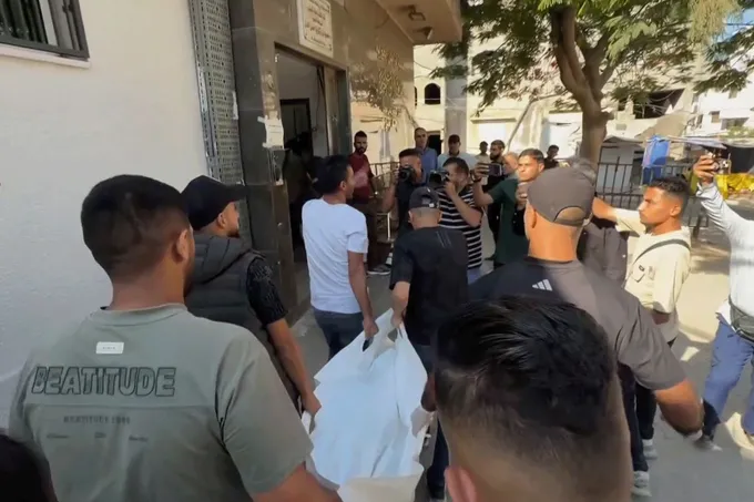 غارات إسرائيلية تقتل عشرات الفلسطينيين في غزة بينهم مصور الجزيرة أحمد وشاح وعائلة كاملة