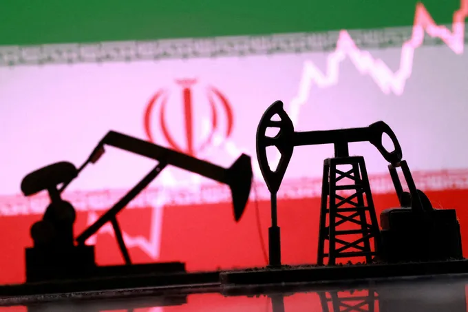 هجمات على ناقلات في مضيق هرمز تشعل التوترات وترفع أسعار النفط