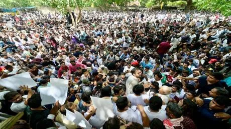 "حزب الصراصير" ينقل احتجاجاته من الفضاء الرقمي إلى شوارع نيودلهي