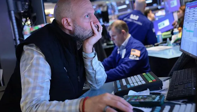 أسعار النفط ترتفع إلى أعلى مستوياتها منذ أشهر عقب إغلاق إيران مضيق هرمز