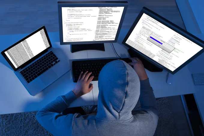 واشنطن توجه اتهامات لـ17 إيرانياً بسرقة بيانات أكاديمية وتعلن مكافأة بـ10 ملايين دولار