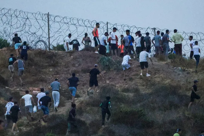 أزمة سبتة: مقتل عشرات المهاجرين وإعادة 48 ألفاً إلى المغرب وسط جدل أوروبي حول سياسة إسبانيا