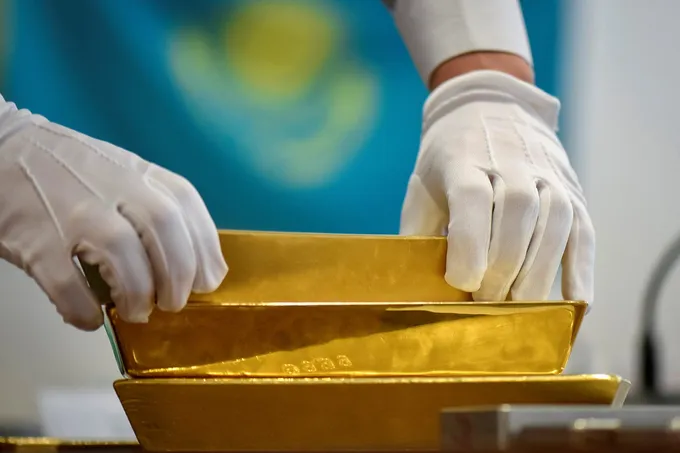 الذهب يهبط دون 4000 دولار للأونصة مع ارتفاع الدولار وتوقعات رفع الفائدة الأمريكية