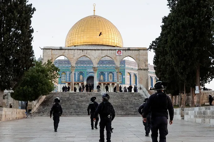 اعتداءات إسرائيلية متصاعدة على المقدسات الإسلامية في الضفة الغربية والقدس